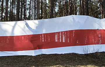 На Минском море прошла акция с гигантским бело-красно-белым флагом