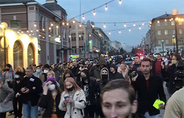 Жители Владивостока идут шествием по городу