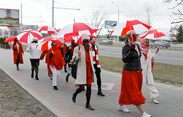 Минчанин начал утро с пробежки, посвященной девушкам с бело-красно-белыми зонтами