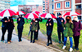 Минчанки вышли на прогулку с бело-красно-белыми зонтами