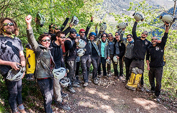 Во Франции добровольцы, прожившие под землей в полной изоляции 40 дней, вышли из пещеры