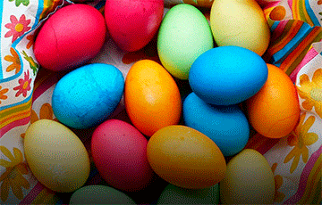 «Мраморные», «золотые» и по бабушкиным рецептам: красим яйца к Пасхе, чтобы удивить гостей