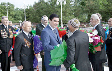 Ветеранов в Туркменистане обязали сдать деньги себе на подарки, которые им вручат от имени президента