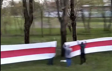 Тракторный поселок вышел на акцию с огромными национальными флагами