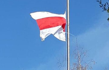 В Хатежино бело-красно-белый флаг подняли на огромном флагштоке