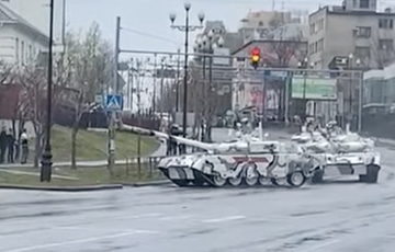 В России возвращавшийся после парада танк врезался в светофор
