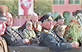 Видеофакт: Ветераны приветствуют гомельчан на фоне «Пагоні» и бело-красно-белого флага