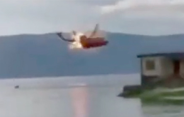 В Китае вертолет вспыхнул в воздухе и упал в озеро
