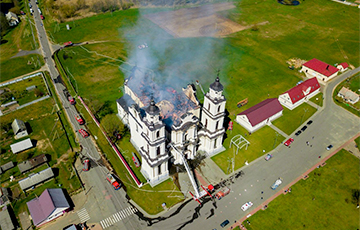 Появились фото горевшего Будславского костела, сделанные с дрона