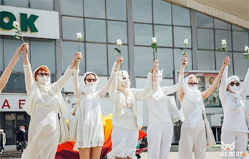 Video Fact: Powerful Exit of Girls in White in Minsk