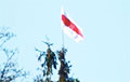 Партизаны Койданово-Дзержинска поднимают национальные флаги на немыслимые высоты