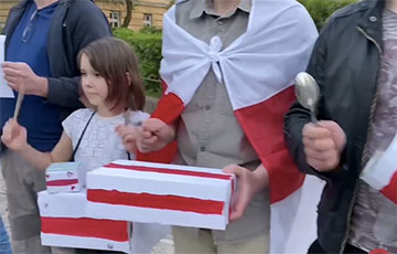 Белорусы проводят акции в поддержку барабанщика Алексея Санчука