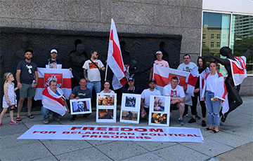«Слава белорусским героям, которые держат бело-красно-белый флаг свободы»
