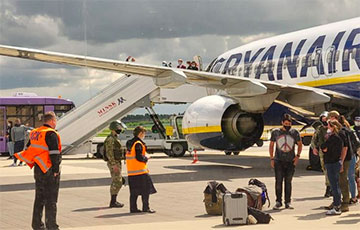 Самолет Rynair, который посадили в Минске, до сих пор находился в аэропорту