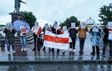 «Верим, что выпьем шампанского вместе в новой Беларуси!»