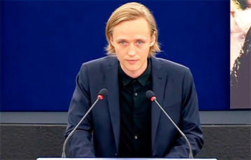 Польский актер устроил перфоманс в Европарламенте в знак солидарности с Беларусью