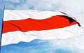 64-летняя белоруска подняла бело-красно-белый флаг на вершине горы Макалу