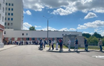 Belarusians Queue For Hours To Get Their Educational Diplomas Apostilled For Opportunity To Enter Foreign Universities