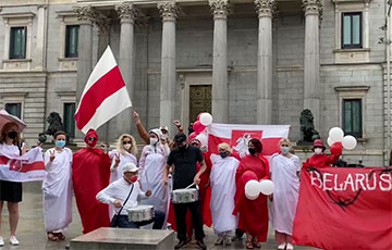 Белорусы Испании вышли на оригинальную акцию солидарности в Мадриде