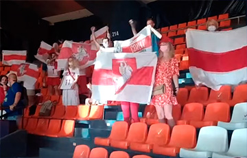 На матче Чемпионата Европы по баскетболу развернули 10 бело-красно-белых флагов