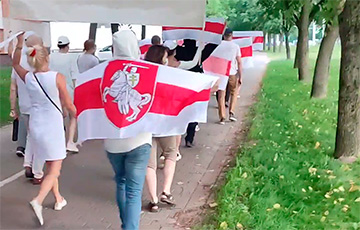Минчане вышли на марш с большим национальным флагом