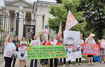 Activists Of Mikalai Statkevich's Party Hold Rally Near Russian Embassy In Warsaw