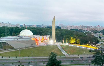 Минская Стела 3 июля превратилась в огромный бело-красно-белый флаг