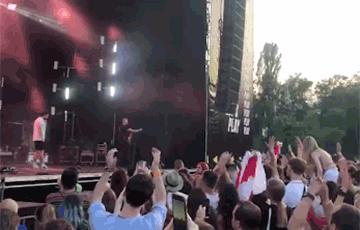 Відэафакт: У Кіеве скандуюць «Жыве Беларусь!» падчас выступу Nizkiz