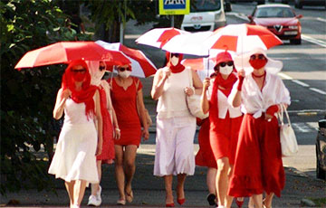Девушки с бело-красно-белыми зонтиками вышли на марш в центре Минска
