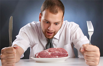 Названа нелепая причина, по которой мужчины так любят есть мясо