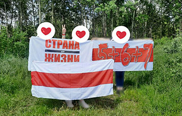 Жители Бобруйска вышли на протестную акцию с национальными флагами