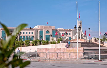 Ваенная тэхніка прыбыла да будынка парламента Туніса і атачыла яго