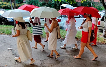 Белоруски с бело-красно-белыми зонтиками прогулялись по Минску
