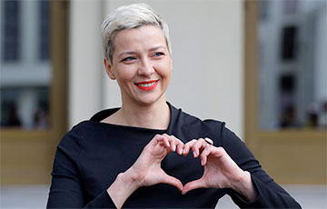 Мария Колесникова в клетке суда продемонстрировала свой фирменный жест