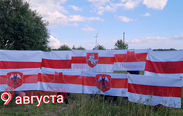 «Верым! Можам! Пераможам!»: Новогрудок поздравил белорусов с годовщиной