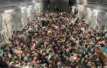 Американский самолет вывез из Кабула сразу 640 афганцев: фотофакт