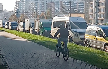 Одна из улиц Минска стала стихийной парковкой коммерческого транспорта: видео