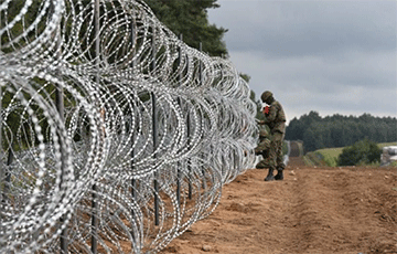 Video Fact: Migrants Using Huge Sticks To Destroy Barbed Wire Fence At Border Of Belarus And Poland