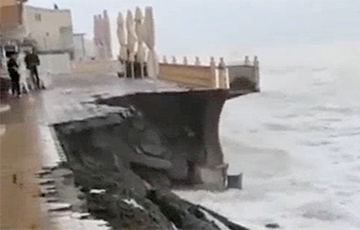 В Сочи штормом смыло набережную Лоо: видео