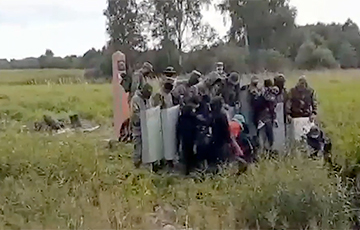 Afghan Man Told How Belarusian Border Guards Help Illegal Immigrants