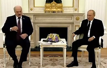 Lukashenka Didn't Seem To Look Well At Meeting With Putin