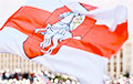 Над минской Грушевкой подняли огромный национальный флаг