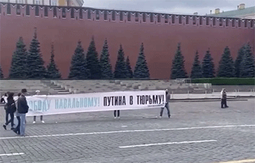 На Краснай плошчы ў Маскве актывісты разгарнулі банер «Свабоду Навальнаму! Пуціна ў турму!»