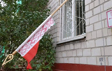 Белорусы сорвали три лукашенковских флага в Каменецком районе