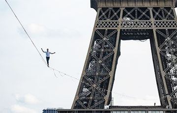 В Париже канатоходец прошел полкилометра на высоте 70 метров: видео