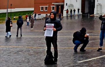 Brave Belarusian Came Out To One-Man Picket Near Kremlin