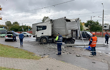 В Минске фура снесла столб, движение троллейбусов парализовано