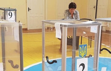 Рейтинг партий в Украине возглавили «Слуга народа» и «Европейская солидарность»