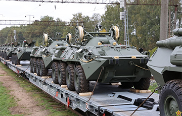 В Беларусь из России прибыли бронетранспортеры БТР-82А