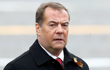 Медведев начал претендовать на должность Путина?